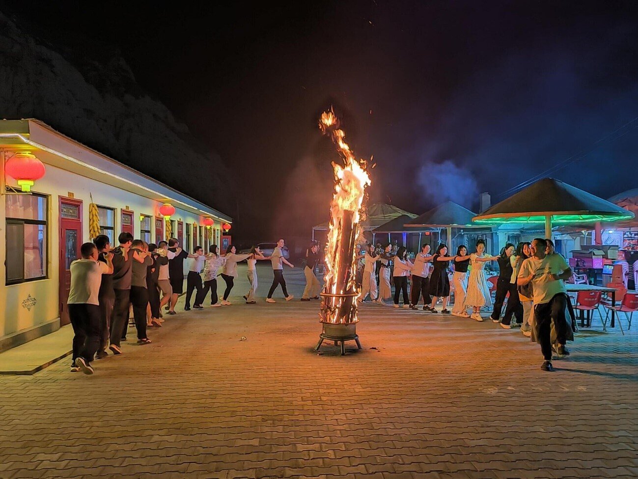 光潤(rùn)通員工圍在篝火旁跳舞 光潤(rùn)通員工圍在篝火旁跳舞