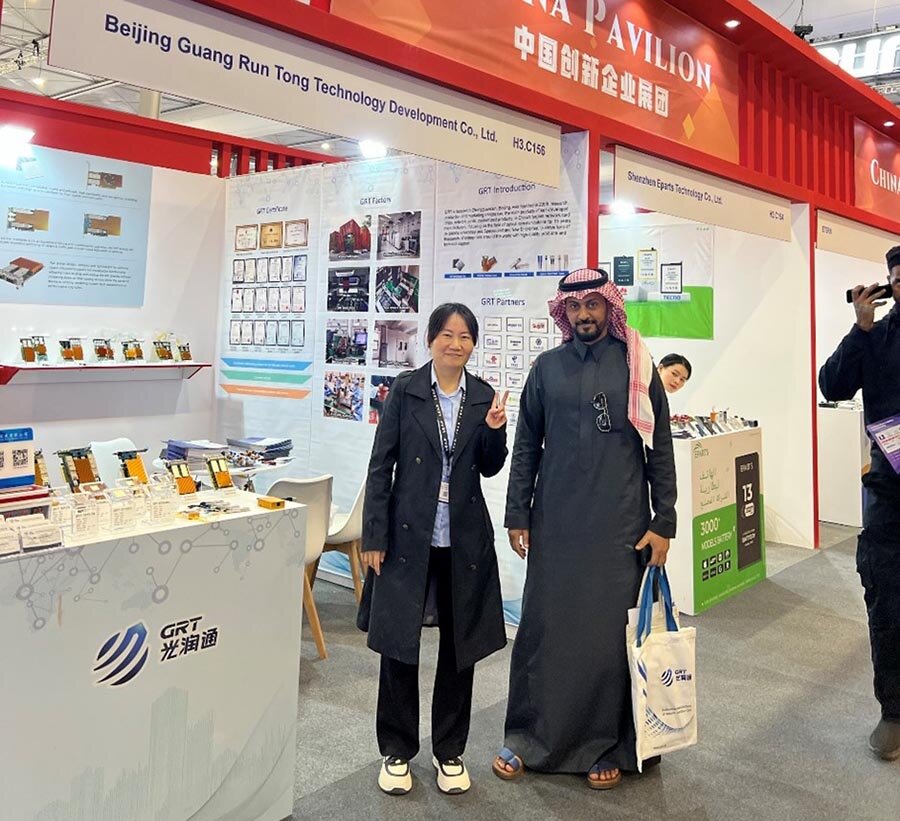 外貿(mào)經(jīng)理與參會(huì)嘉賓合照 外貿(mào)經(jīng)理與參會(huì)嘉賓合照