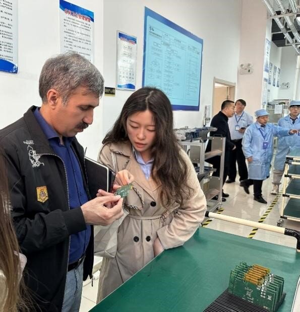 講解人員在給參贊講解光潤通網(wǎng)卡產(chǎn)品 講解人員在給參贊講解光潤通網(wǎng)卡產(chǎn)品