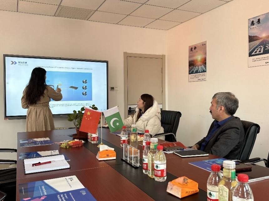 講解人員正在給參贊介紹光潤通 講解人員正在給參贊介紹光潤通