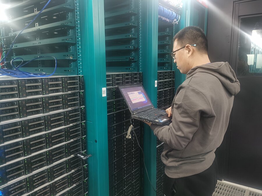 技術人員對網卡產品進行檢測 技術人員對網卡產品進行檢測